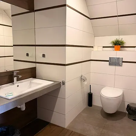 Szklarnia Restauracja I Goscinne スヲーネガシエ